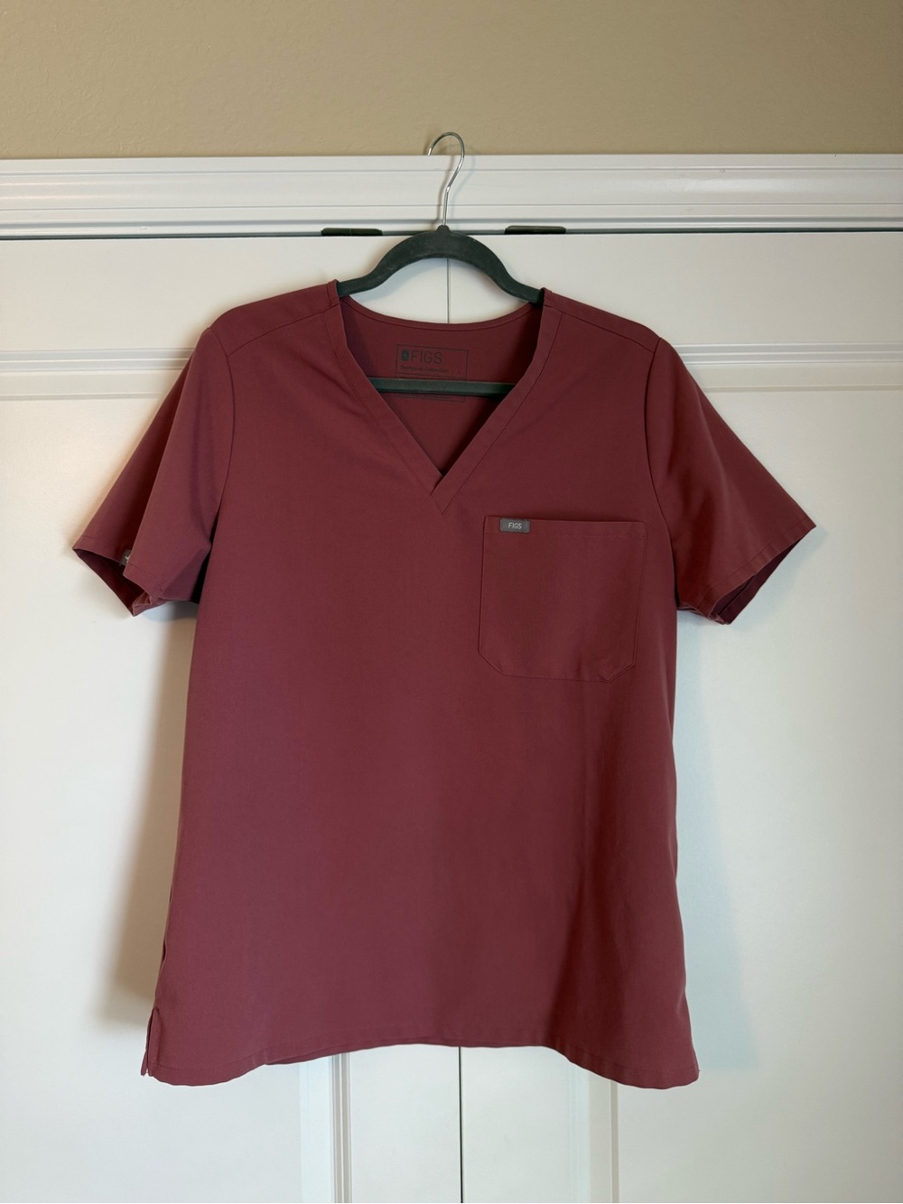 FIGS women’s Catarina V-Neck Scrub Top in Mauve